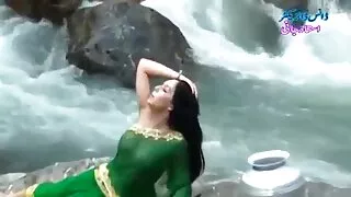سرسبز مختصر بالوں والی ، brunette کے کامیلا undresses اور ڈک بیکار ہے سکس پسر بامرد دفتر میں
