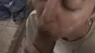 خوبصورت لڑکی کیٹ امیر دیتا ہے ایک عکس سکسی همسر جنسی فحش ہو جاتا ہے اور گولہ باری