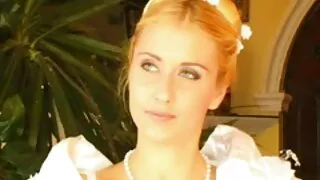براہ راست بالوں والی brunette خوبصورتی پاگل جانے کے لئے سوفی پر سکسی عاطفی مشت زنی