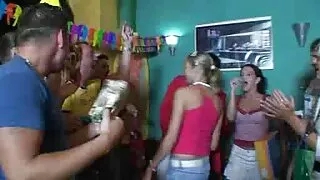 غیر ملکی Mulani Rivera کی ایک معاینه زنان سکسی blowjob دیتا ہے اور ایک مرگا کے باہر
